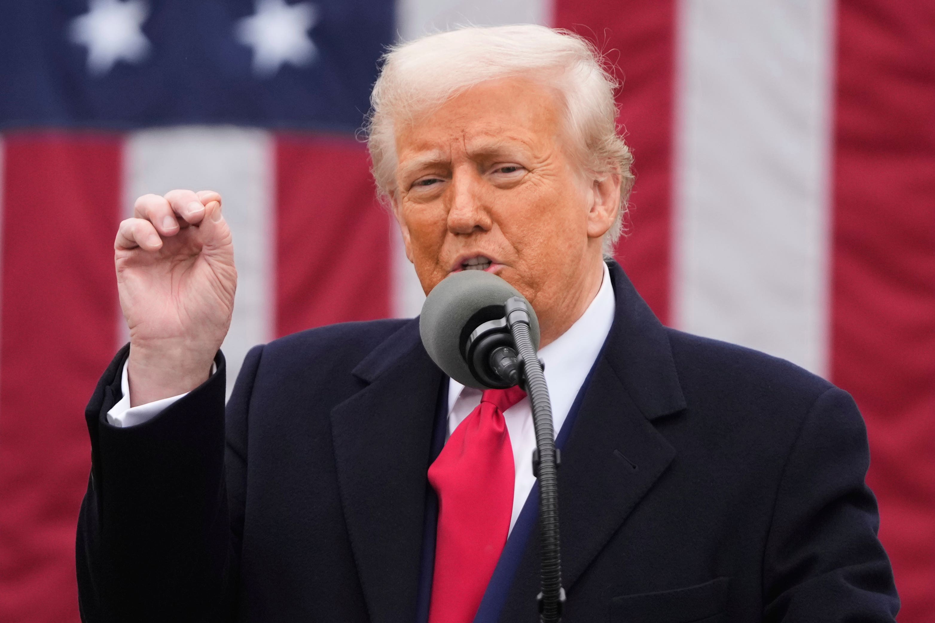 Trump tijekom svog vremena dugotrajnog izlaza u vrtu ruža u Bijeloj kući u srijedu