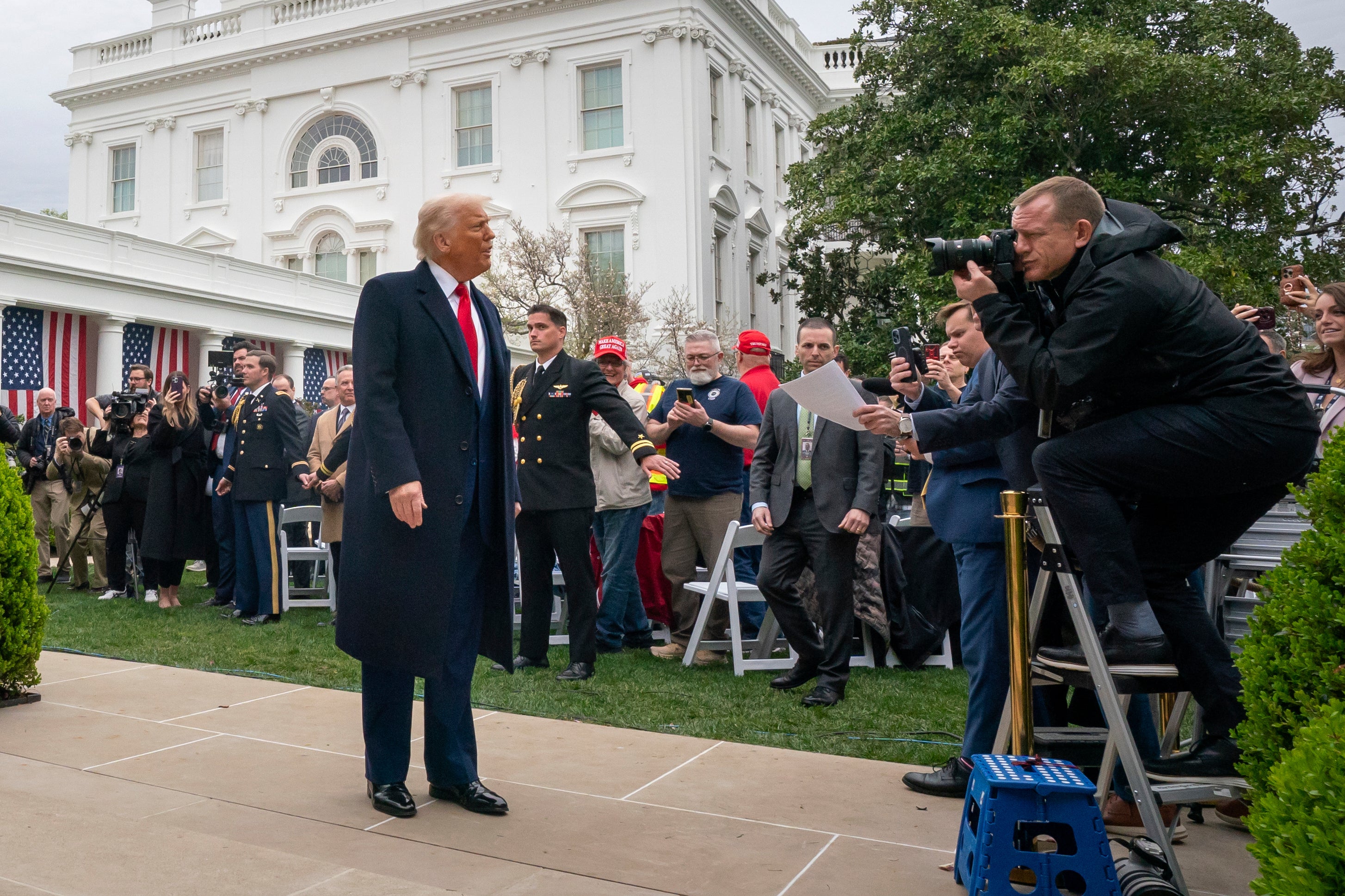 Predsjednik Donald Trump govori dok odlazi prema Ovalnom uredu nakon što je potpisao izvršnu naredbu na događaju kako bi najavio nove tarife