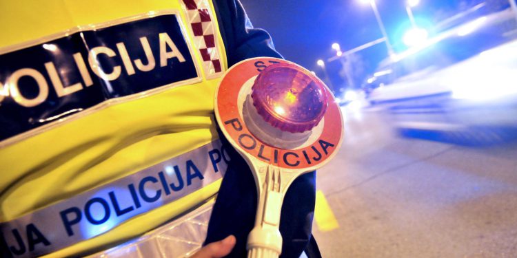 Slobodna Dalmacija – Makarska policija za volanom zaustavila muškarca bez položenog vozačkog ispita. Nedavno mu je izrečena i zabrana