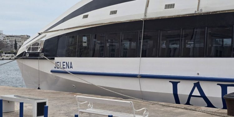 Katamaran za Bol i Jelsu stiže i prije plovidbenog reda i nećete vjerovati