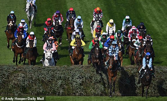 Pic Andy Hooper/Daily Mailthe Radox Grand National Festival. Aintree. Liverpool, UKPIC prikazuje prikaz skokova na Randox Foxhunters 'Open Hunters' Chase, u četvrtak.