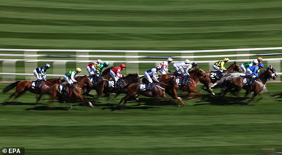 EPA120111180 Jahači se natječu u utrci za hendikepsku gužvu na čelu William Hill -a tijekom Grand National Festivala Randoxa na trkalištu Aintree u Liverpoolu, Britanija, 05. travnja 2025. godine. Veliki nacionalni festival održava se tijekom tri dana, a kulminirao je u svjetskim 6.9 kilometrima, a adiktodano u 20. kilometru, trčeći se za 277.