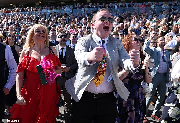 Konjske utrke - Grand National Festival 2025 - Aintree Racecourse, Liverpool, Britanija - 5. travnja, 2025. trkači reagiraju u Aintree na Grand National Day Reuters/Phil Noble