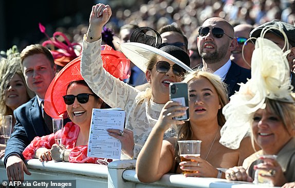 Trkači se reagiraju nakon što je William Hill Top Price Gambine Hendikep Proted Proted posljednjeg dana sastanka Grand National Festival Horse utrke na trkalištu Aintree u Liverpoolu, sjeverozapadna Engleska, 5. travnja 2025. (Fotografija Paul Ellis / AFP) (Foto Paul Ellis / AFP Vigty slike)