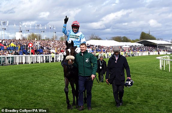 Stan Sheppard na kontroli Cruza nakon pobjede u Chaseu William Hill Hendikep na trećem danu od 2024. Grand National Festival Randoxa u Aintree Racecourse, Liverpool. Datum slike: subota 13. travnja 2024. PA Photo. Pogledajte PA Story Racing Aintree. Foto -kredit treba čitati: Bradley Collyer/PA Wire.Resticions: Samo urednička upotreba, komercijalna upotreba podliježe prethodnom dozvoli iz trkačkog staze Jockey Club/Aintree.