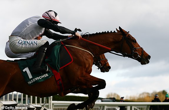 CHELTENHAM, ENGLAND - 13. ožujka: Jack Kennedy jahanje Teahupoo skoči zadnju ogradu u prepreci Paddy Power Stayers tijekom trećeg dana festivala Cheltenham u Cheltenhamu u Cheltenham Racecourse 13. ožujka 2025. u Cheltenhamu, Engleska. (Fotografiju Dan Istitene/Getty Images)