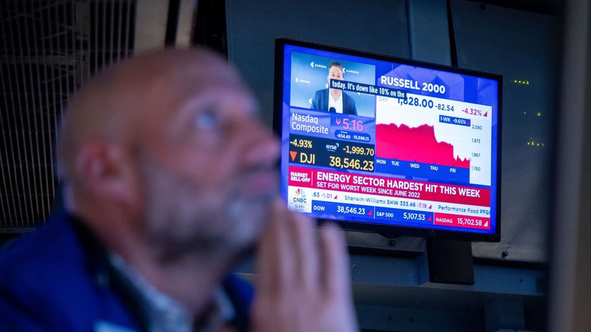 Vijesti o tržištu televizijskih emisija na katu njujorške burze (NYSE) u New Yorku, SAD, u petak, 4. travnja 2025. godine. S&P 500 u petak je smanjio 5,97%, zatvarajući svoj najgori tjedan od Covida, jer su se investitori nastavili povlačiti od američkih kapitala nakon što je Kina eskalirala u trgovinskom ratu. 