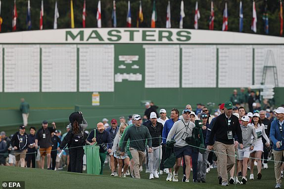 epa12022877 Patrons make their way on to the golf course after the gates open during the first round of the 2025 Masters Tournament at the Augusta National Golf Club in Augusta, Georgia, USA, 10 April 2025.  EPA/ERIK S. LESSER