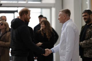 Princ Harry rukuje se s članom medicinskog osoblja dok posjećuje Centar za Superhumans u Lvivu