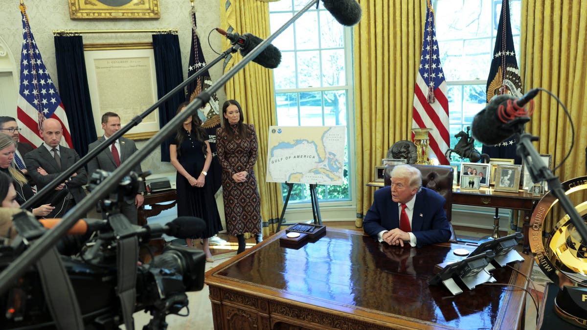 WASHINGTON, DC - 9. travnja: Američki predsjednik Donald Trump razgovara s novinarima dok potpisuje izvršne naredbe u Ovalnom uredu Bijele kuće, 09. travnja 2025. u Washingtonu, DC. Predsjednik Trump potpisao je nekoliko izvršnih naloga, uključujući usmjeravanje