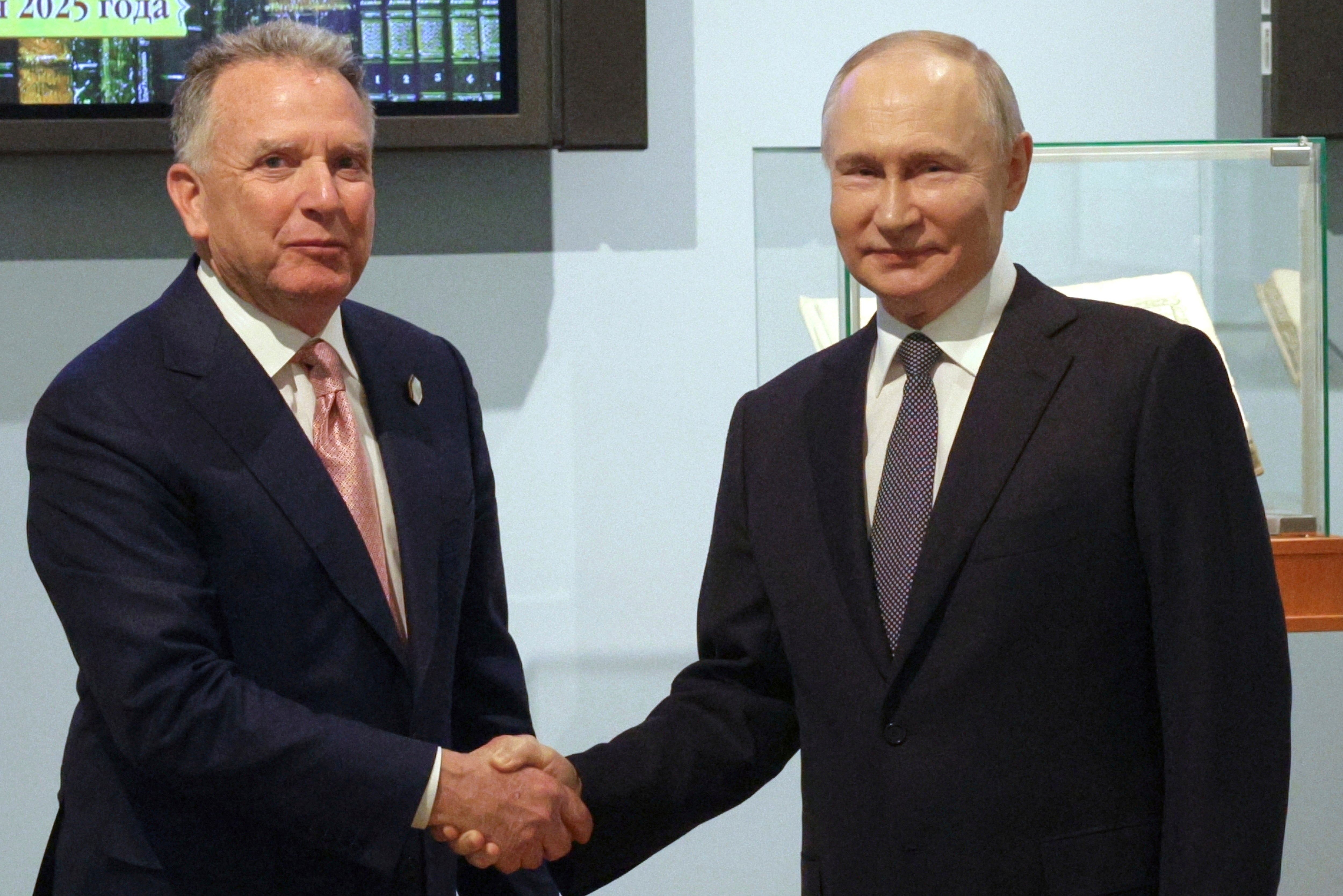 Ruski predsjednik Vladimir Putin i specijalni izaslanik američkog predsjednika Donalda Trumpa Steve Witkoff rukuju se prije svojih razgovora u Sankt Peterburgu u Rusiji