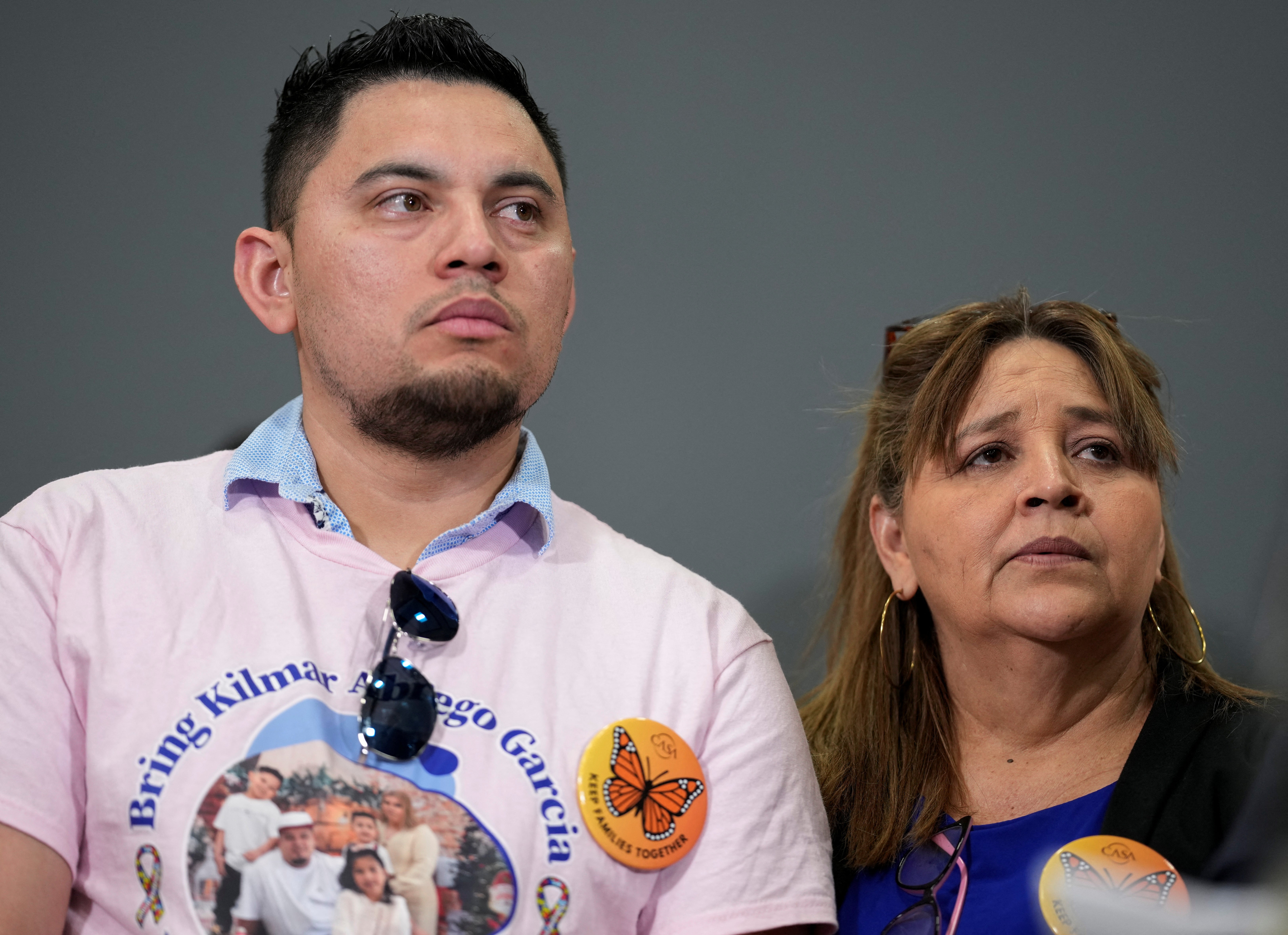 Cesar Abriego Garcia i Cecilia Garcia de Abrego, brat i majka Kilmara Abrego Garcia, pridružili su se senatoru Van Hollen nakon njegovog dolaska iz El Salvadora 18. travnja