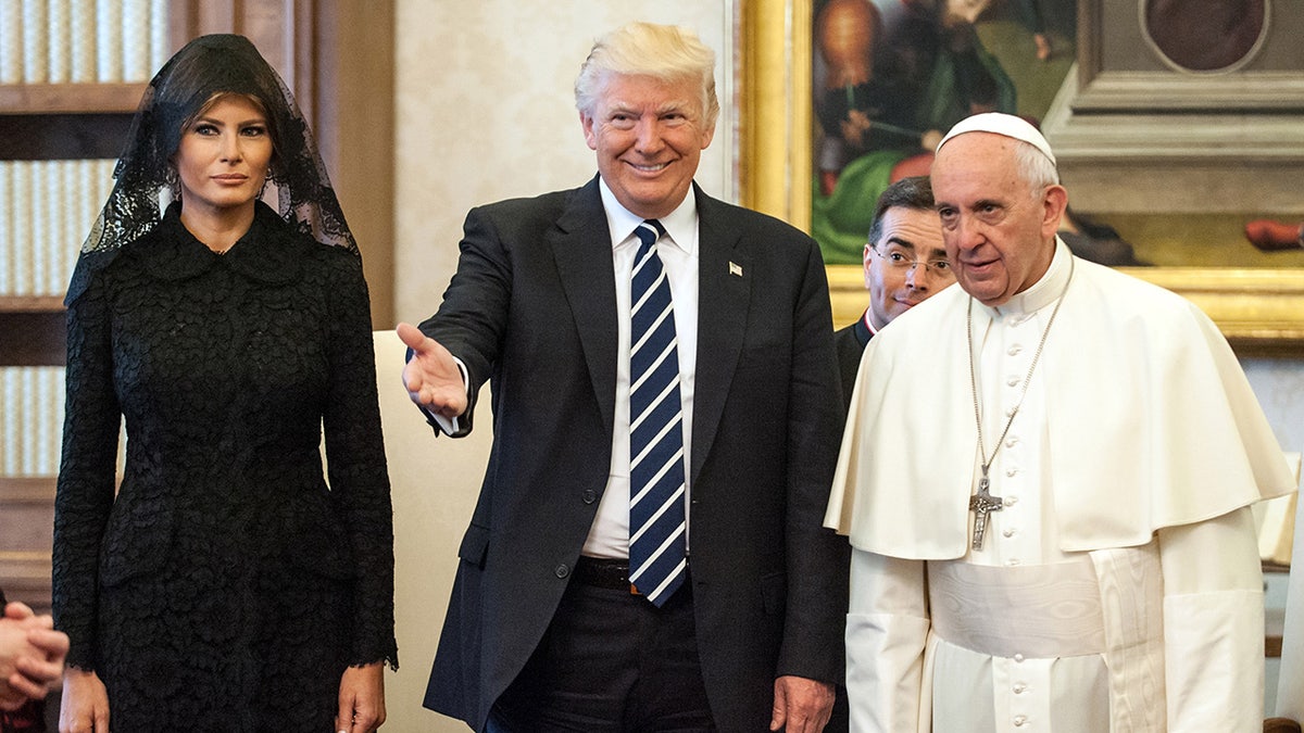Papa Franjo pozdravlja Donalda Trumpa i Melania Trump