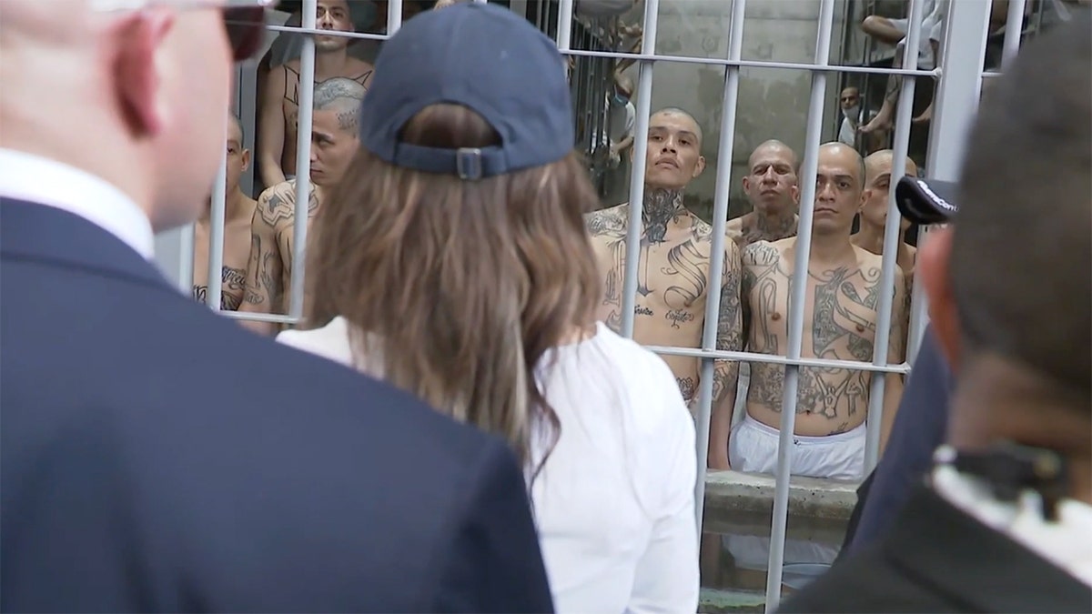 DHS sekretar Noem obilazi El Salvador zatvor