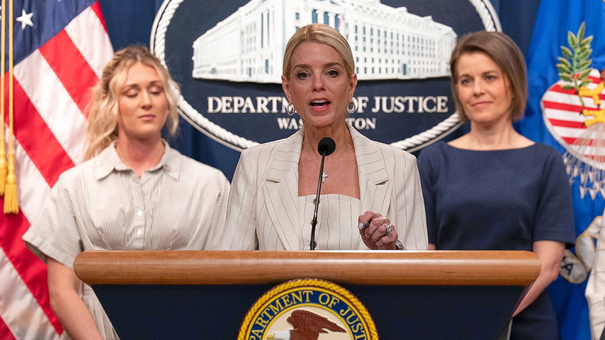 Pam Bondi razgovara s novinarima