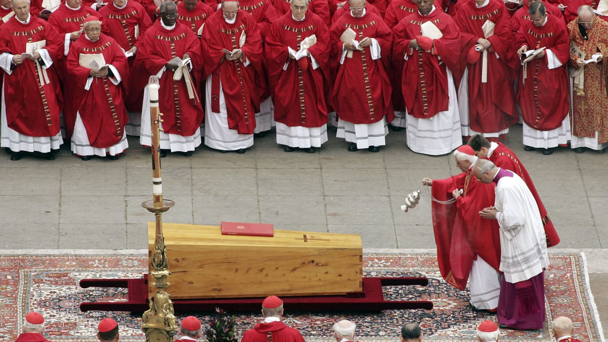 Pogrebna ceremonija za papu Ivan Pavao II 2005. godine