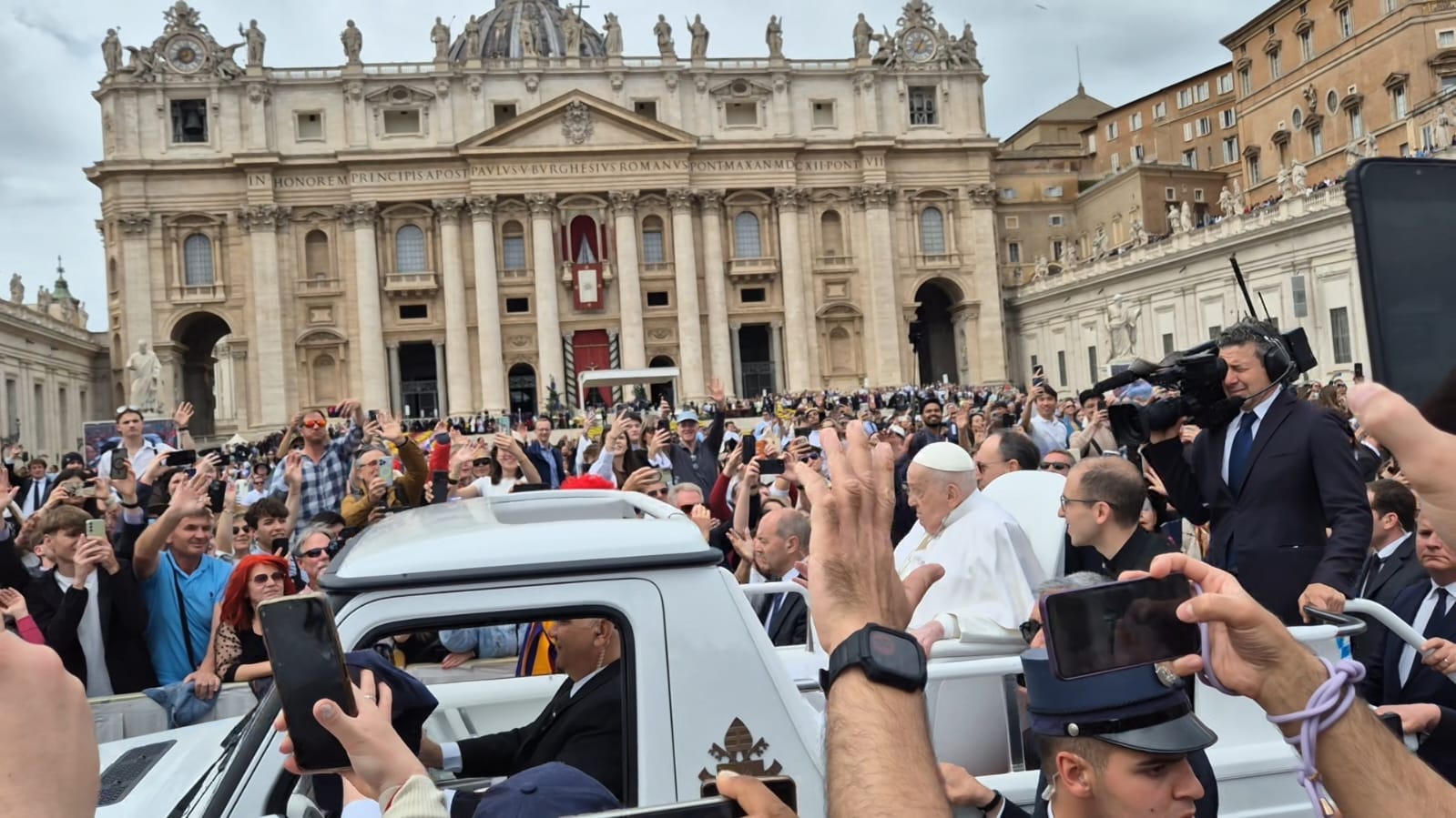 Papa Franjo pozdravlja gužve u svom PopeMobileu na Uskrsnu nedjelju
