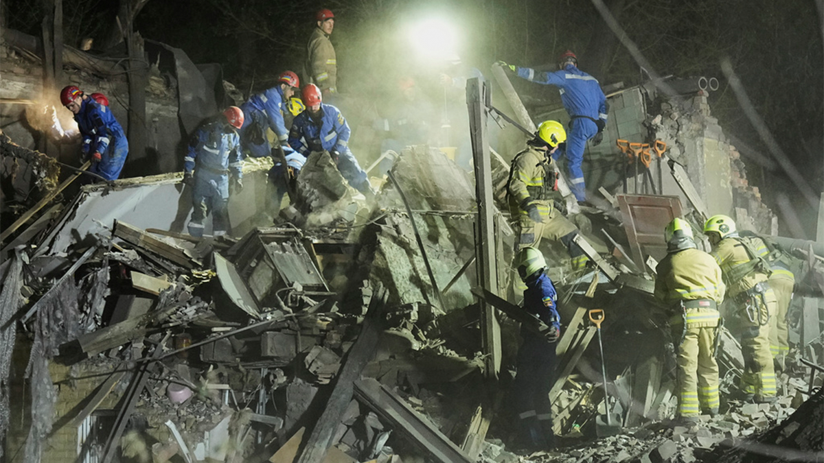 Spasilački radnici kopaju kroz ruševine u kiju