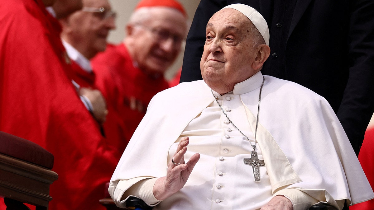 Papa Franjo u svojim invalidskim kolicima okružen kardinalima
