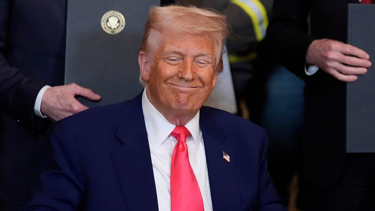 Predsjednik Trump potpisuje izvršnu naredbu