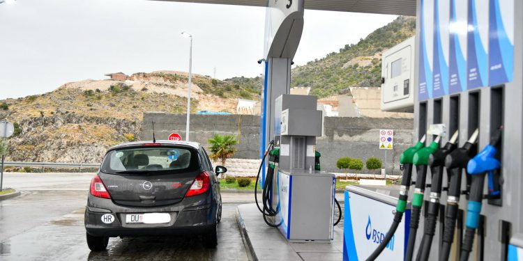 Slobodna Dalmacija – Pun rezervoar, manji trošak – tajna je u prelasku granice! Evo koliko možete uštedjeti ako točite gorivo u Hercegovini