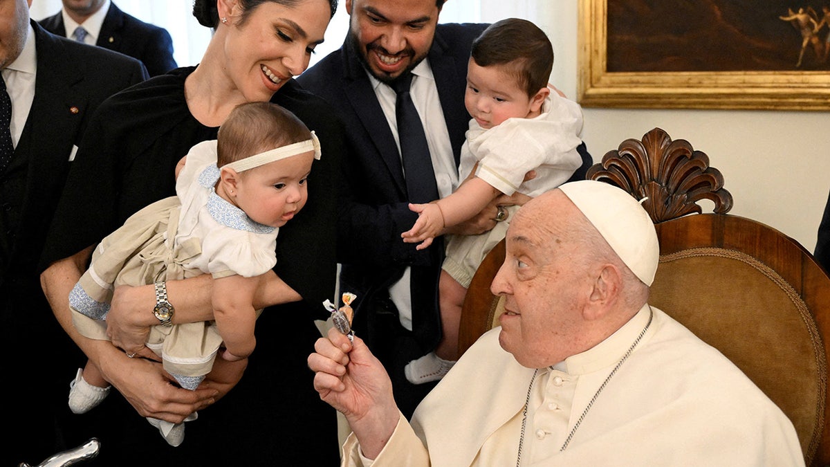 Papa Franjo s djetetom koji pruža blagoslov