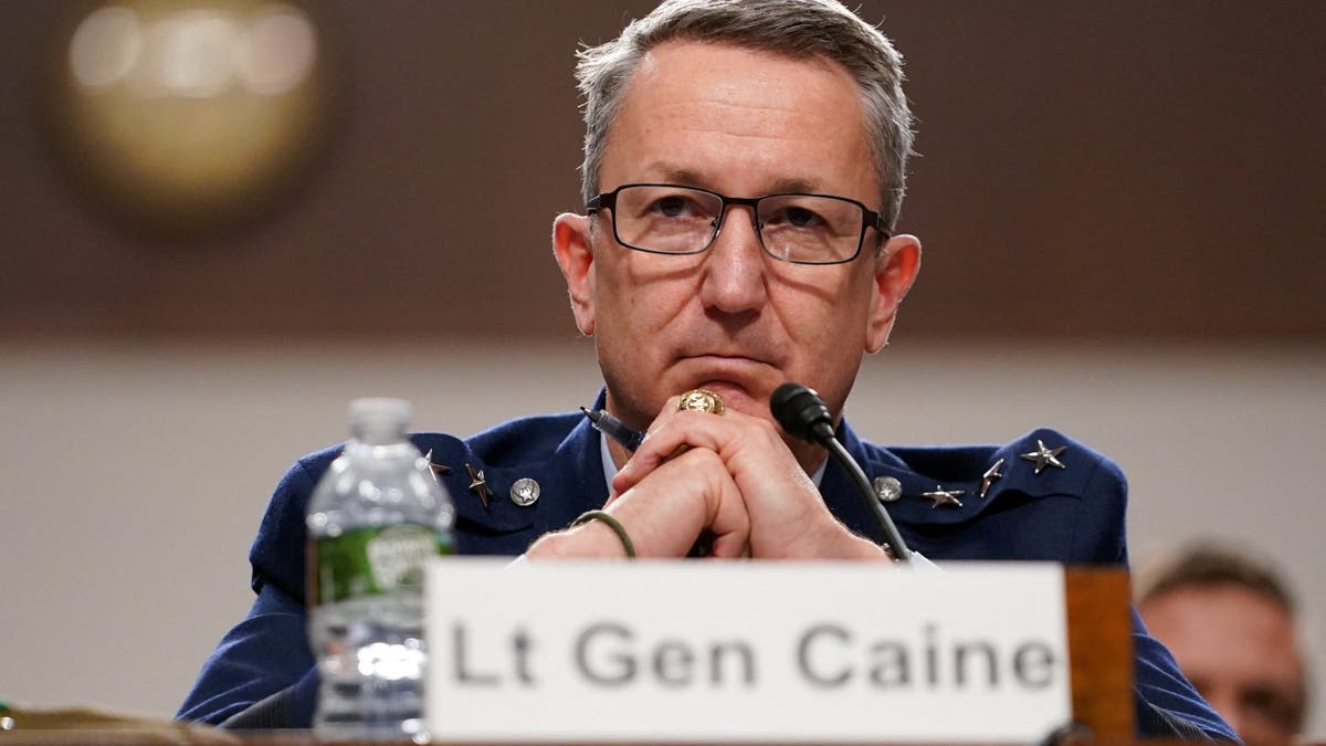 Umirovljeni američki poručnik John Daniel Caine, kandidat američkog predsjednika Donalda Trumpa za sljedećeg predsjednika zajedničkog šefa osoblja, prisustvuje saslušanju Potvrda odbora za oružane usluge SAD -a na brdu Capitol u Washingtonu, DC, SAD, 1. travnja, 2025. Reuters/Nathan Howard