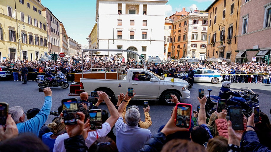 Ljudi koji slikaju kovčeg pape Franjo