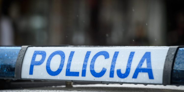 Slobodna Dalmacija – Splitska policija u Matice hrvatske legitimirala sumnjivog muškarca, a onda su mu pretražili stan. Nije se usrećio