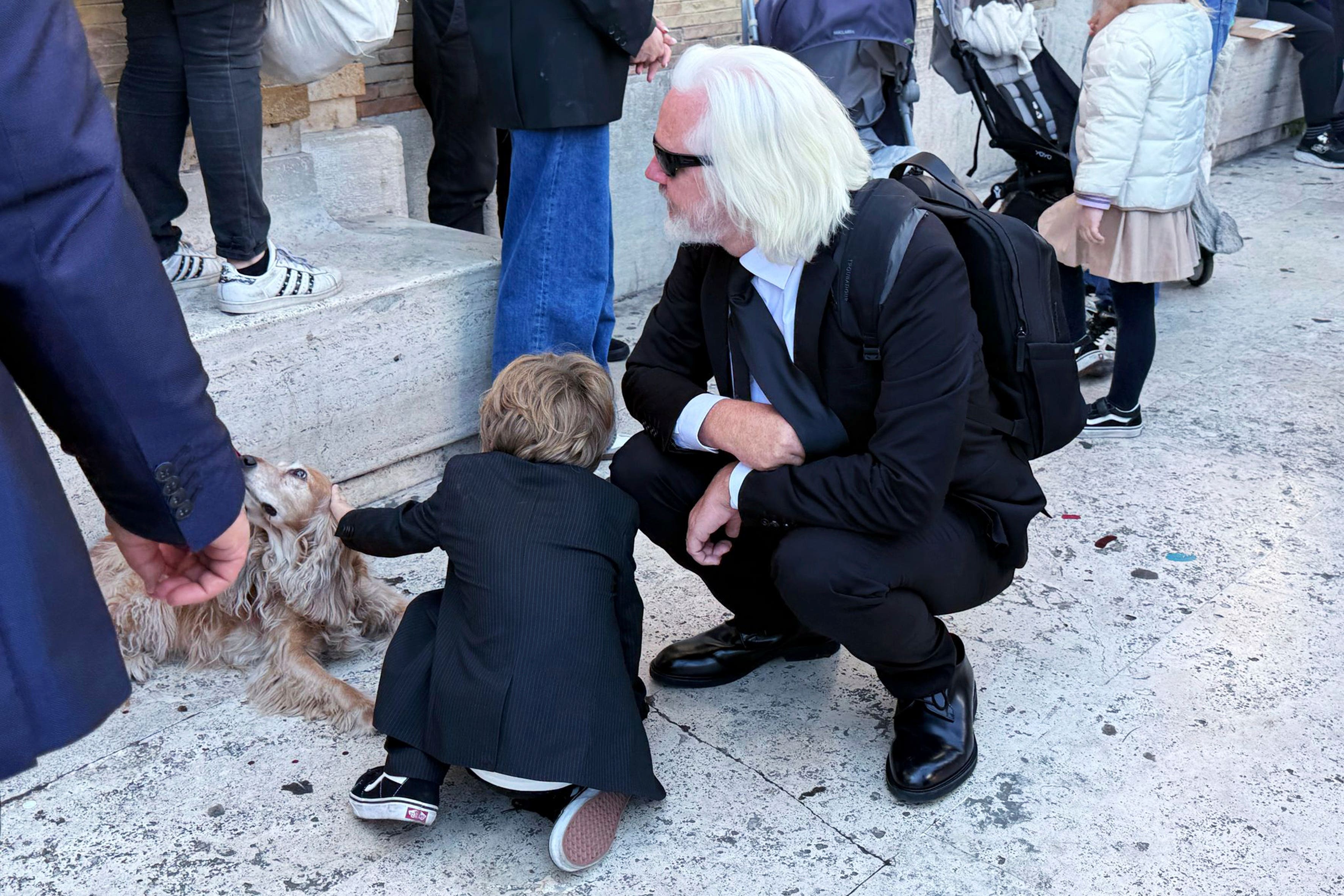 Julian Assange prisustvovao je sprovodu pape Franjo na trgu svetog Petra na Vatikanu (Giusi Brega/Laparse putem AP)