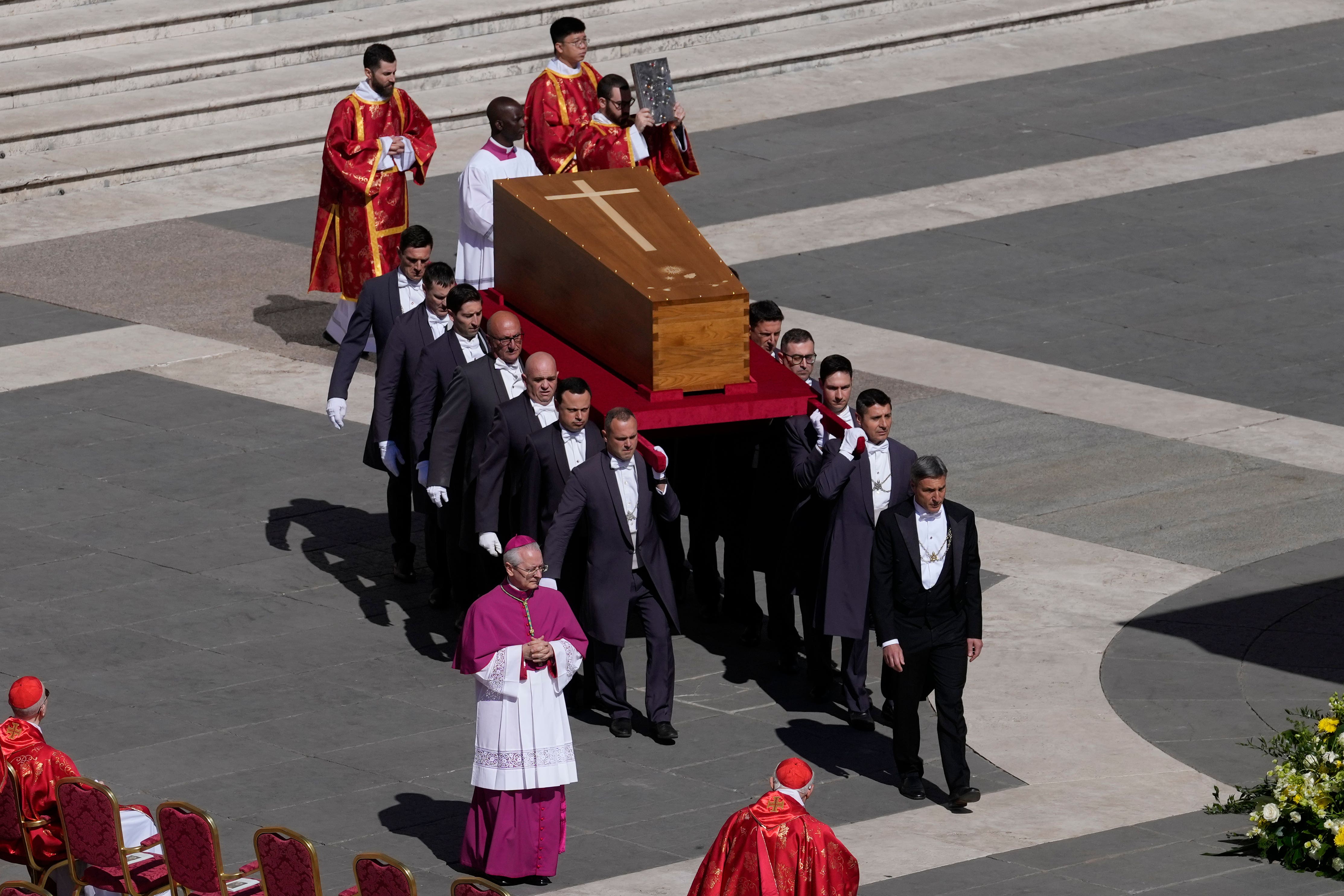 Lijes pape Franjo prenosi se na trg svetog Petra zbog njegovog sprovoda (Gregorio Borgia/AP)