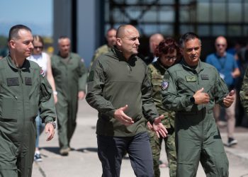 Ministar Anušić i general-pukovnik Kundid na obilježavanju 20. obljetnice osnivanja akrobatske grupe „Krila Oluje“