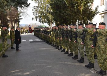 Slobodna Dalmacija – Vojni rok od dva mjeseca uz plaću od 1100 eura?! U Splitu ne mogu doć k sebi: Sramota!; ‘Bio sam u JNA godinu dana…’
