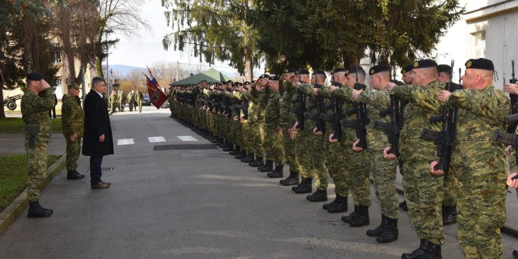 Slobodna Dalmacija – Vojni rok od dva mjeseca uz plaću od 1100 eura?! U Splitu ne mogu doć k sebi: Sramota!; ‘Bio sam u JNA godinu dana…’