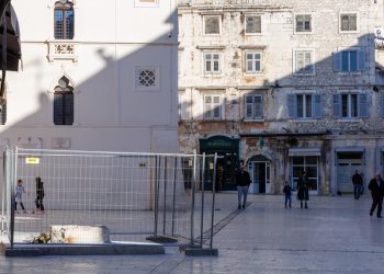 Slobodna Dalmacija – HDZ-ovci napustili sjednicu u Banovini: ‘Mrtvom štandarcu dajte barem malo poštovanja…’; Stanišić se rugao