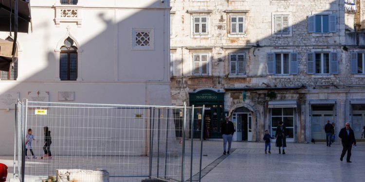 Slobodna Dalmacija – HDZ-ovci napustili sjednicu u Banovini: ‘Mrtvom štandarcu dajte barem malo poštovanja…’; Stanišić se rugao