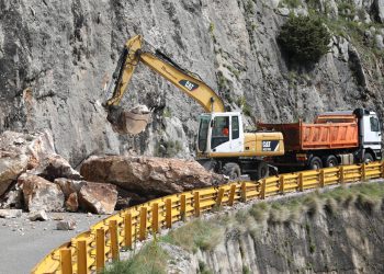 Slobodna Dalmacija – Jesu li normalni? Nevjerojatno što neki ‘pametni’ vozači izvode na cesti gdje se se nedavno dogodio strašan odron…