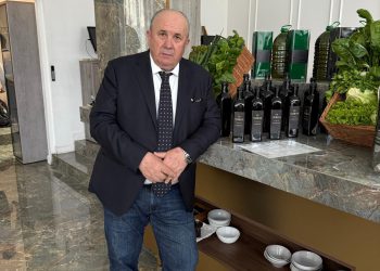 Slobodna Dalmacija – Kerum počastio Splićane u svom hotelu, predstavio svoje domaće ulje: ‘Maslinu nije napala mušica, nema ni točkice…’