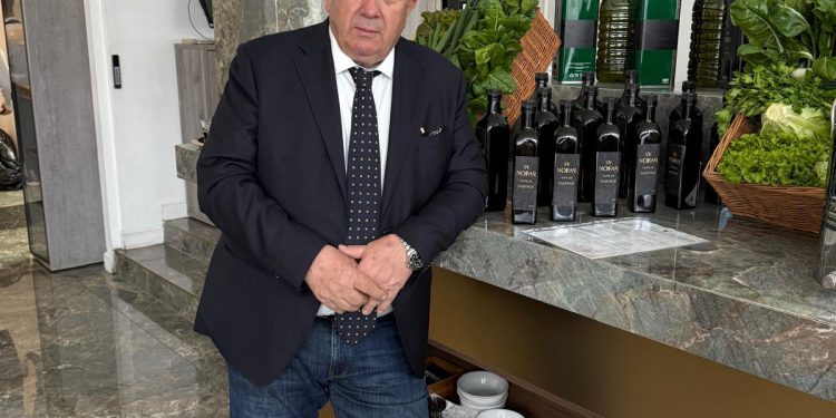 Slobodna Dalmacija – Kerum počastio Splićane u svom hotelu, predstavio svoje domaće ulje: ‘Maslinu nije napala mušica, nema ni točkice…’