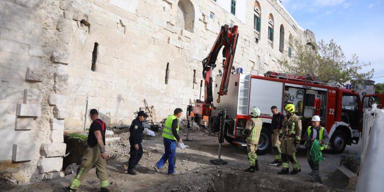 Slobodna Dalmacija – Teška nesreća u centru Splita: radnika prikliještio veliki kameni blok, u bolnici se bori za život!
