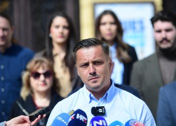 Slobodna Dalmacija – Kujundžić predstavio kandidaturu za župana: ‘Dosta je! Ljudi autobusima odlaze, a stranački kadrovi se popunjavaju…’