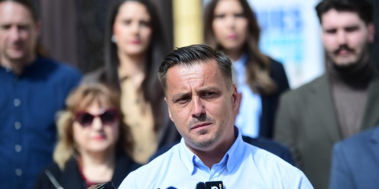 Slobodna Dalmacija – Kujundžić predstavio kandidaturu za župana: ‘Dosta je! Ljudi autobusima odlaze, a stranački kadrovi se popunjavaju…’