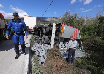Slobodna Dalmacija – Prikolica šlepera upala u provaliju u splitskom naselju! Nije tu ni smio voziti, kazna je smiješna: ‘Iritirajuće je…’