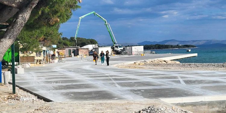 Na Jadriji se radi punom parom. Polako se naziru mjesta gdje dolazi nova rasvjeta, tuševi…Bacite oko kako teku radovi