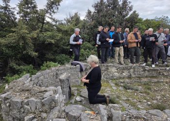 Slobodna Dalmacija – VIDEO Širi se snimka iz bračke crkvice, vjernici na procesiji mole za Hajduka: ‘Izmolit ćemo jednu da krene dobivat…‘
