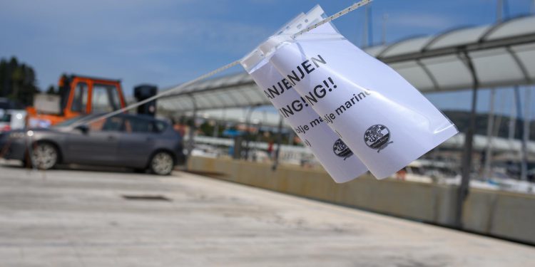 Građane dočekao lanac na parkingu na Lapadskoj obali, Franković: ‘Ruke su nam vezane, ovo je ostavština Siniše Hajdaša Dončića našem Gradu’