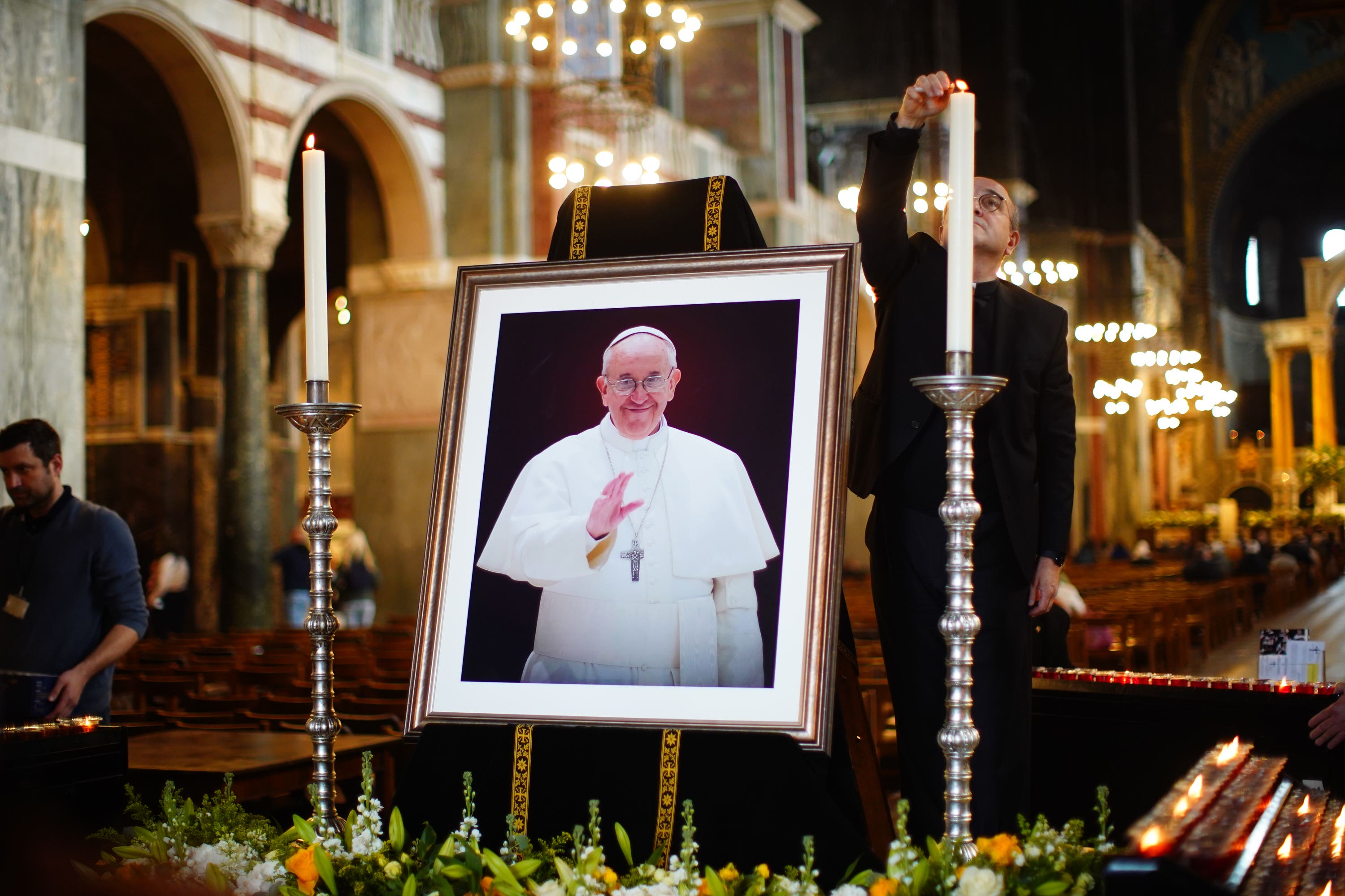 Tijelo pape Franjo ležalo je u otvorenom lijesu u bazilici svetog Petra od srijede do petka