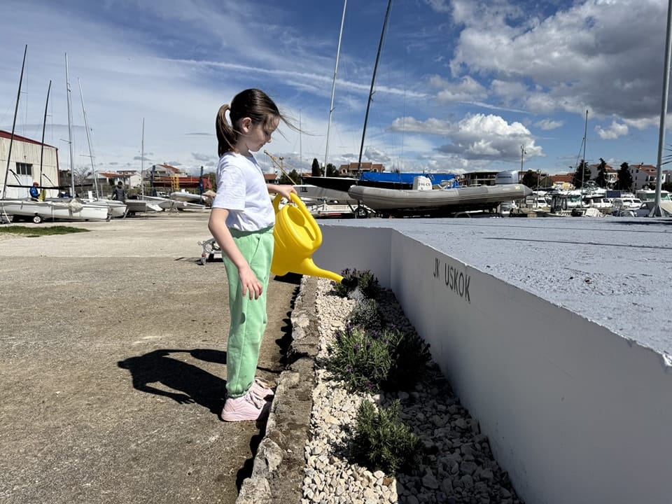 LIJEP I SUNČAN DAN Sadnja raslinja i piturivanje pred publikom na zadarskom Uskoku!