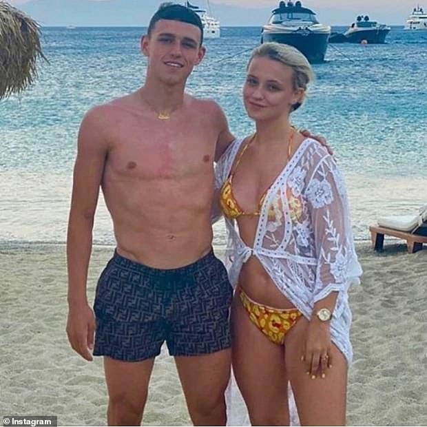 Igrač Manchester Cityja Phil Foden (lijevo) - ili 'Ronnie' jer je univerzalno poznat obitelji i prijateljima - živi u dvorcu od 2,85 milijuna funti sa partnerom Rebeccom Cooke i njihovom djecom