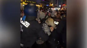 Njemačka policija brutalizira ženske aktiviste na skupu žena (videozapisi)